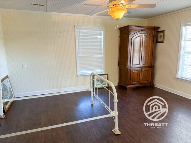 Building Photo - 1049 Long Branch Church Rd