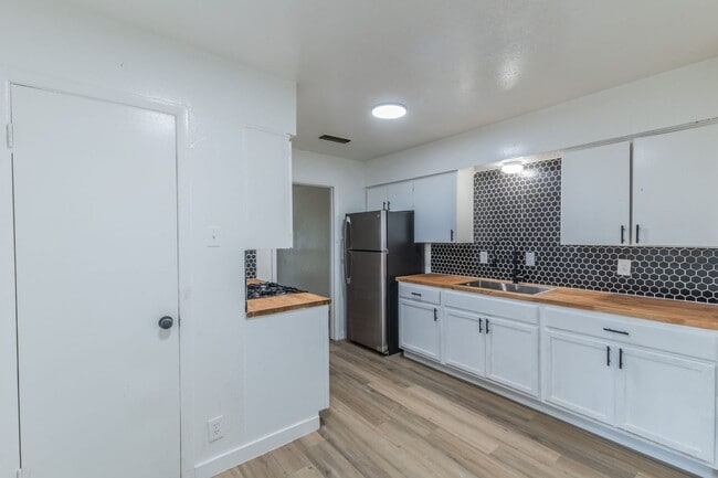 Building Photo - Remodeled 2BR Home w/ Fenced Yard – Only $1395