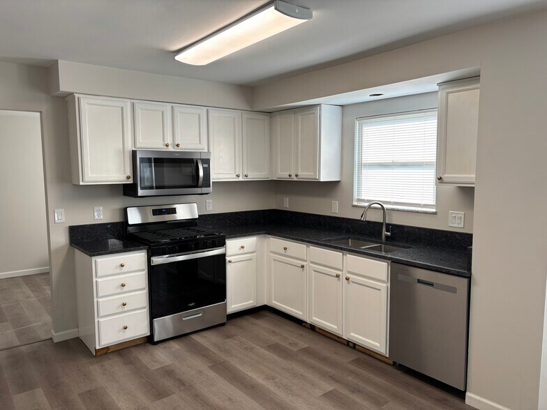 Building Photo - 825 Bernese Ct