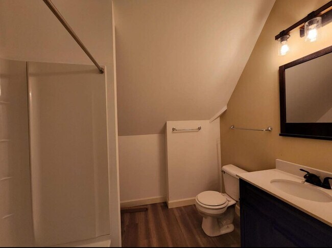 Second view of bathroom - 3073 N Pierce St