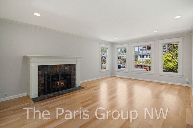 Building Photo - Exceptional Green Lake 3BR * Gorgeous In &...