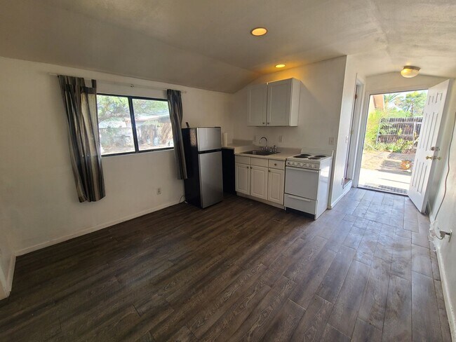 Building Photo - Guest House 1 bedroom 1 bathroom - Great Location