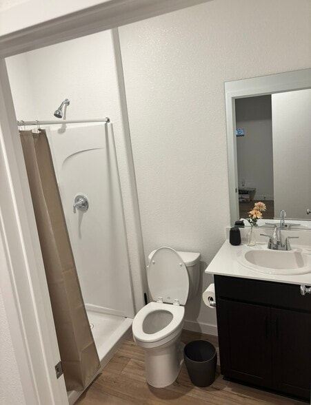 Building Photo - 1751 Eiffel St