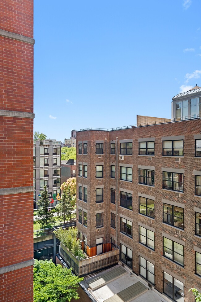 Building Photo - 520 W 23rd St