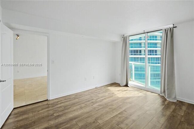 Building Photo - 2101 Brickell Ave