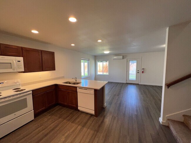 Building Photo - 4.5 Bathrooms ! 4 large bedrooms! Close to CWU