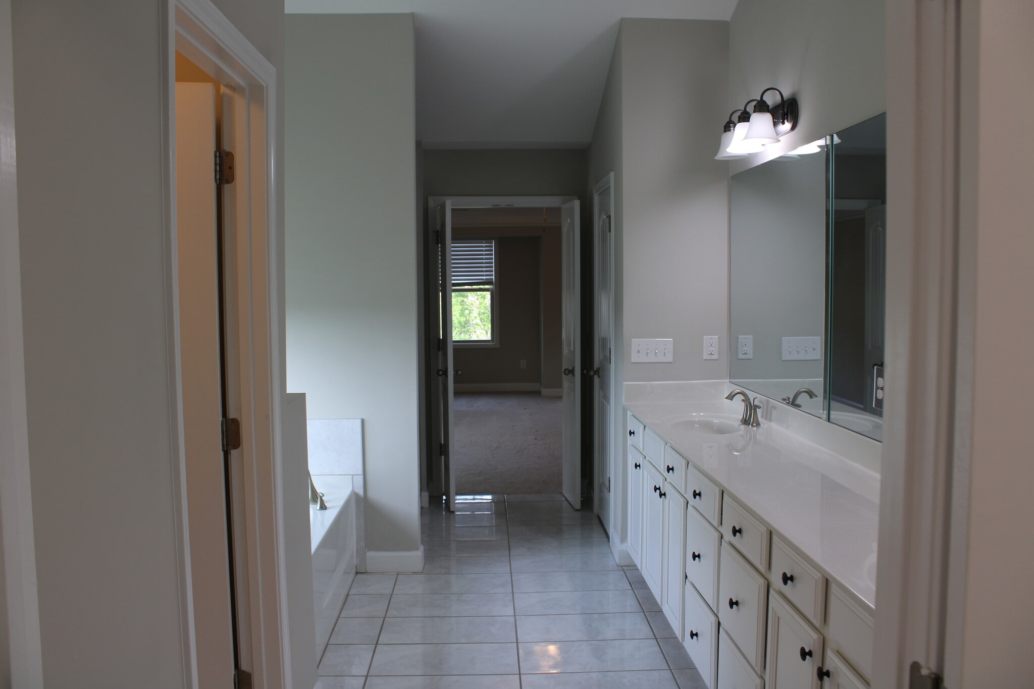 Master bedroom bathroom - 2940 Furlong Ct