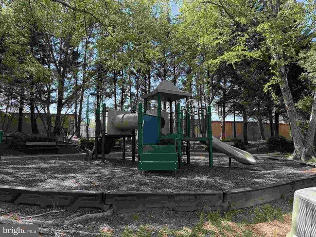 Building Photo - 4852 Eisenhower Ave