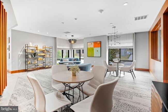 Building Photo - 145 Riverhaven Dr