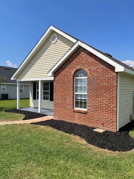 Building Photo - 208 Strawbridge Ln