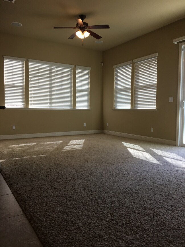 Building Photo - Gorgeous Folsom Home close to shopping,schools, and more!