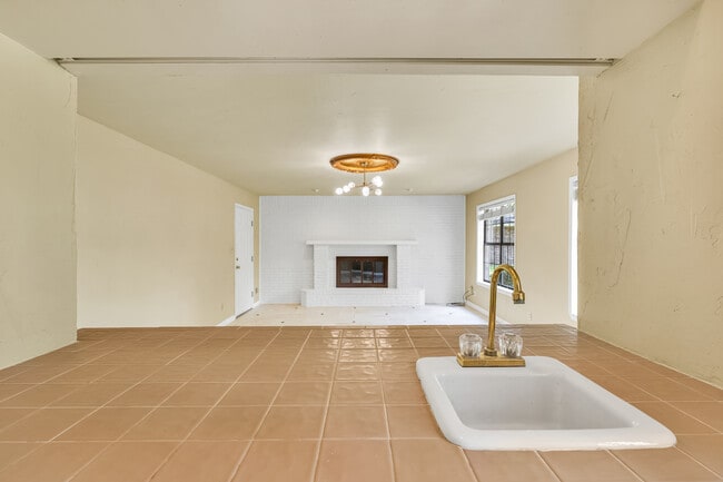 Building Photo - 9006 Balcones Club Dr