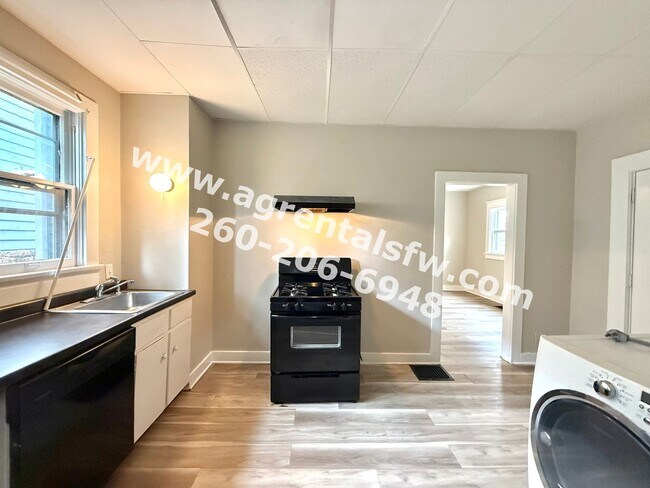 Building Photo - 3 Bedroom House
