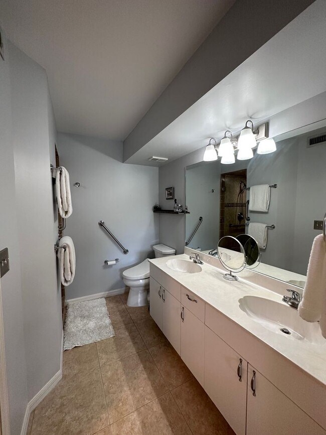 Building Photo - Renovated 1st Floor Seasonal unit in North Naples