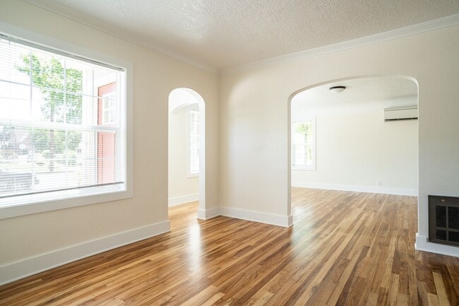 Building Photo - 3-Bedroom 2 Bath Classic Cape Cod House  (...
