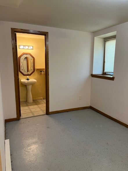 Building Photo - 220 Center St