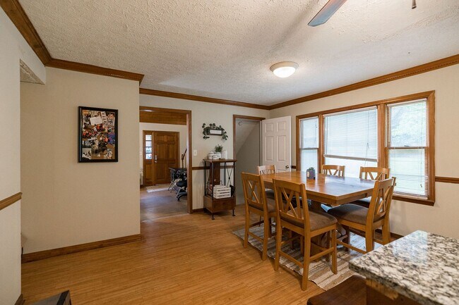 Building Photo - Awesome 5-Points corner Condo!