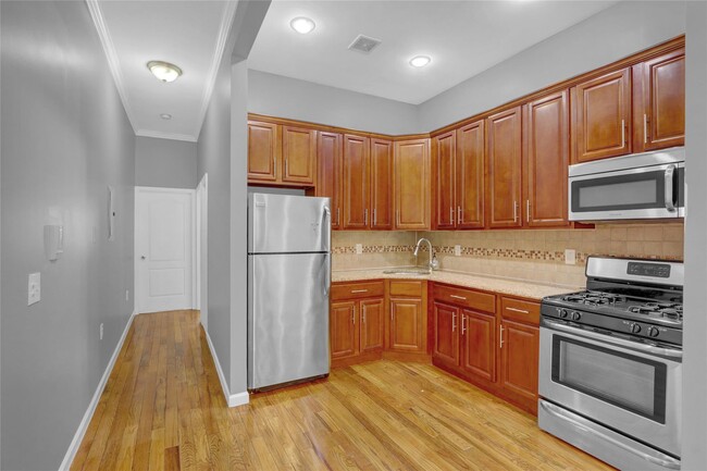 Building Photo - 712 Snediker Ave