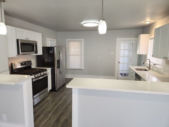 Building Photo - Wood Ave. Downtown Charmer! All Remodeled.