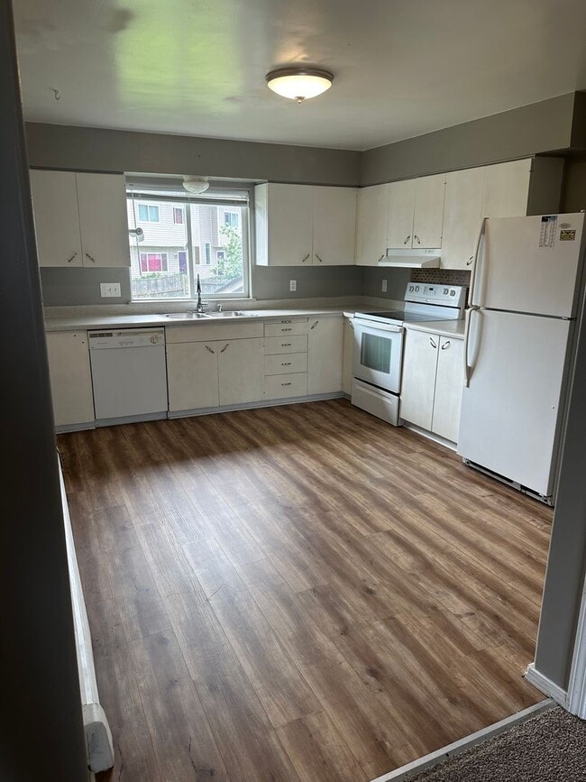 Building Photo - 3 Bed/1 Bath - Heat included!