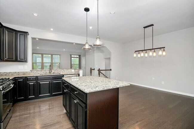 Building Photo - Stunning 3 Story 3BD/2+2HalfBA Townhome in...