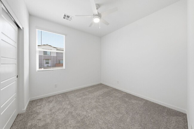Building Photo - 1531 Layla Crossing Ave