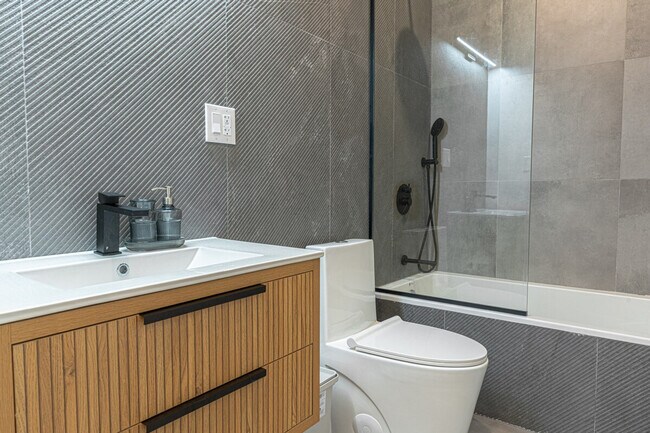 Building Photo - 625 Wilson Ave