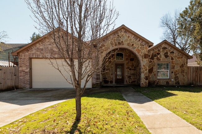 Building Photo - 3014 Falls Dr