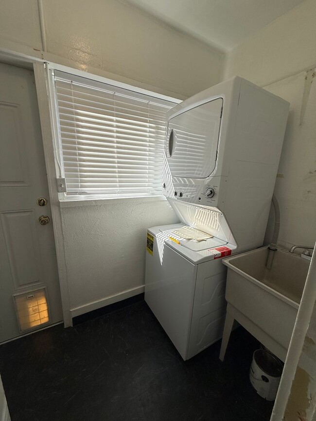 Building Photo - Cozy 2 bed 1 bath available now!