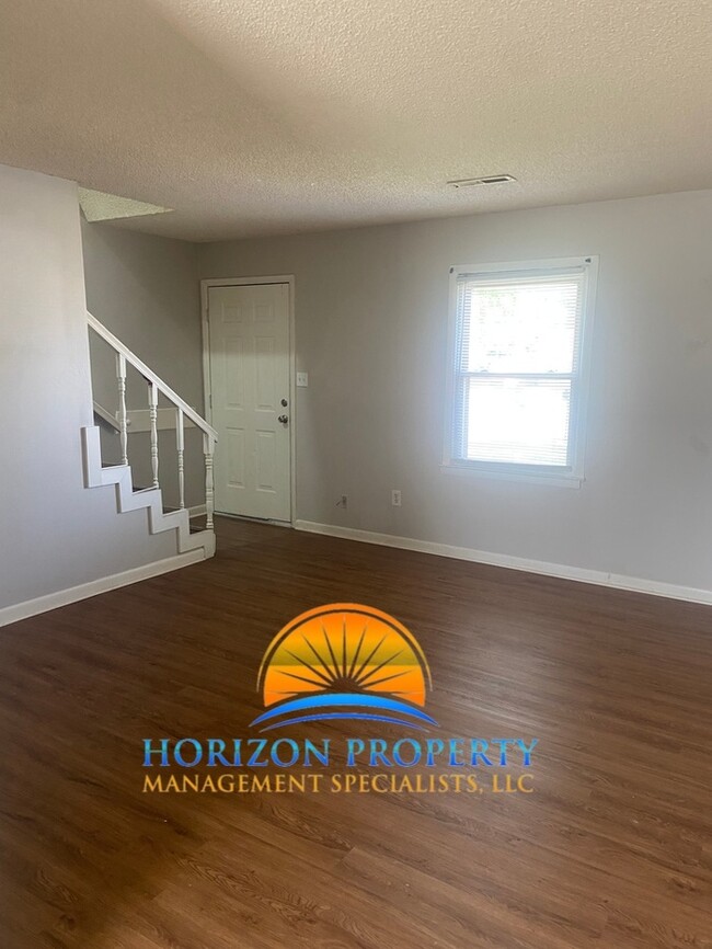 Building Photo - 900 Stevens Ct NE