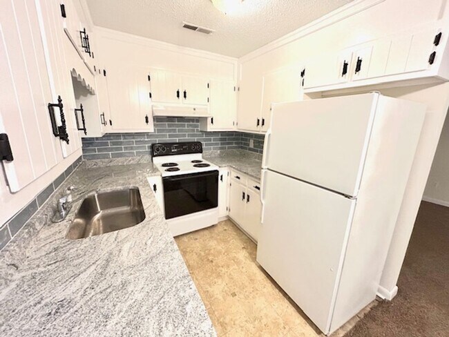 Building Photo - Great Value in convenient location!