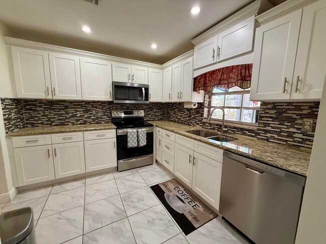 Building Photo - 5850 Summerfield Ct