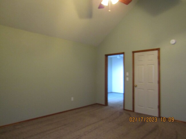 Building Photo - Crown Pointe Area!! PETS ARE NEGOTIABLE WI...