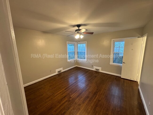 Building Photo - 1122 Maple Dr