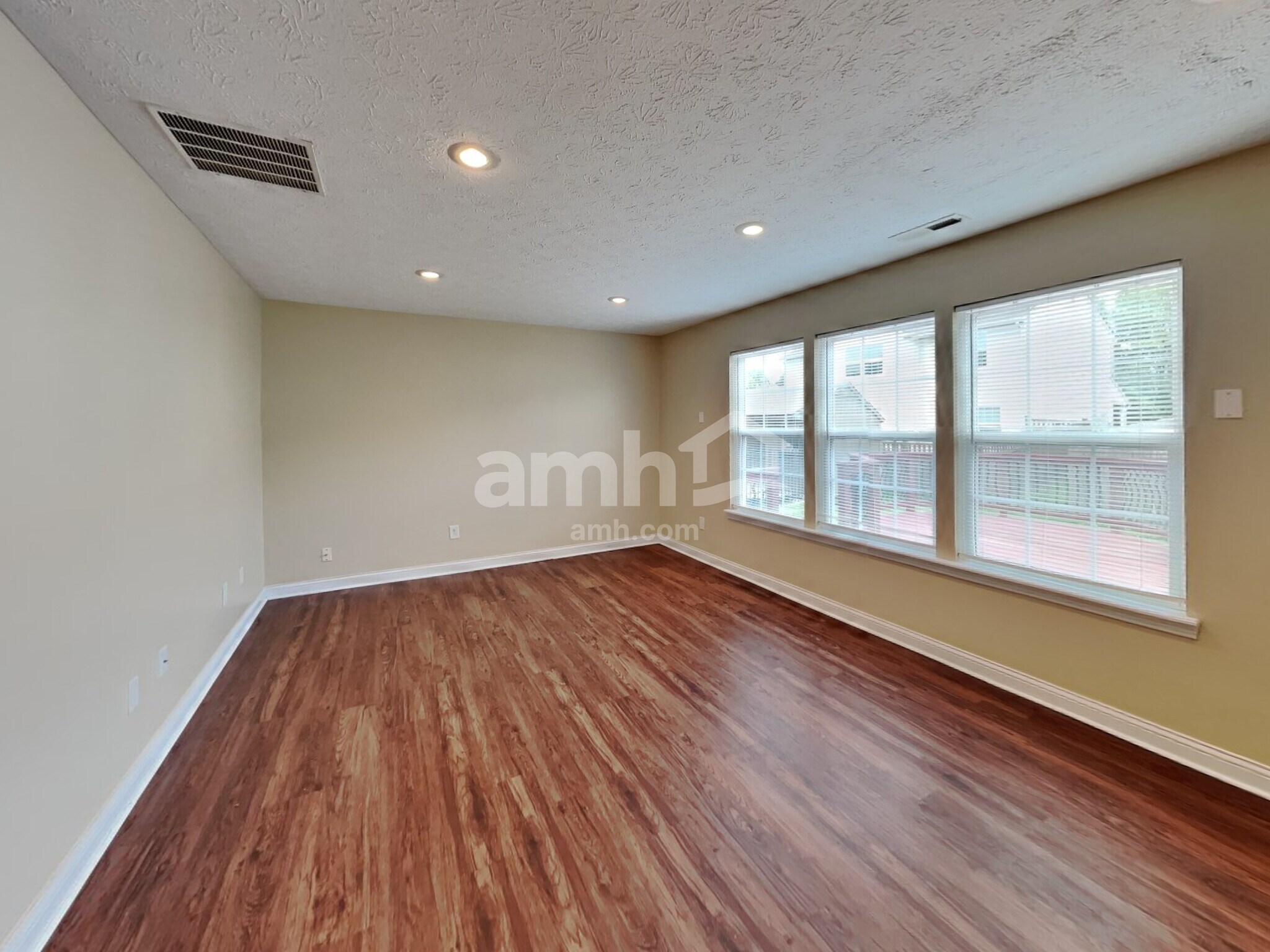 Building Photo - 10430 Wintergreen Way