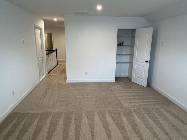 Building Photo - Spacious 5 Bed home in Stallings