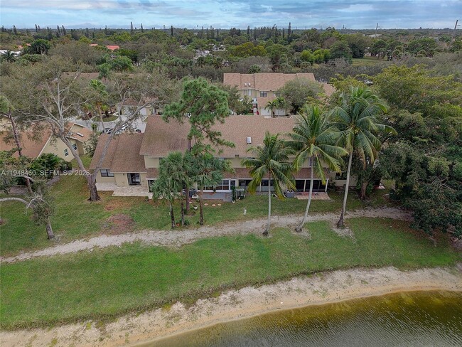 Building Photo - 505 Maplewood Dr