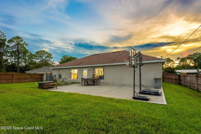 Building Photo - 413 Grenadier Ave NW