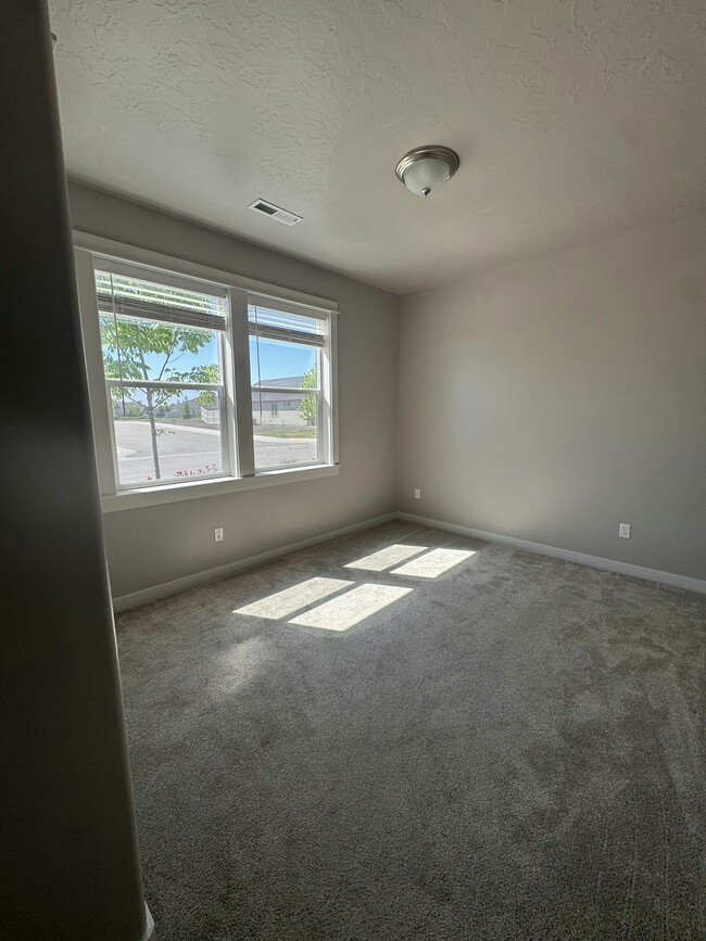 Building Photo - 10496 W Daylily Ct