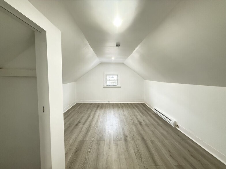 Building Photo - 735 Main St