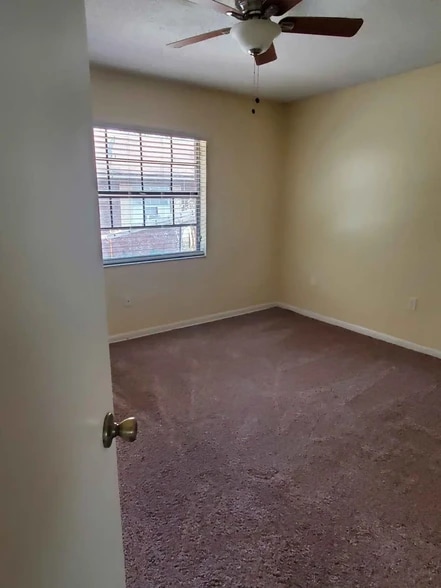 Main room - 915 E 109th Ave