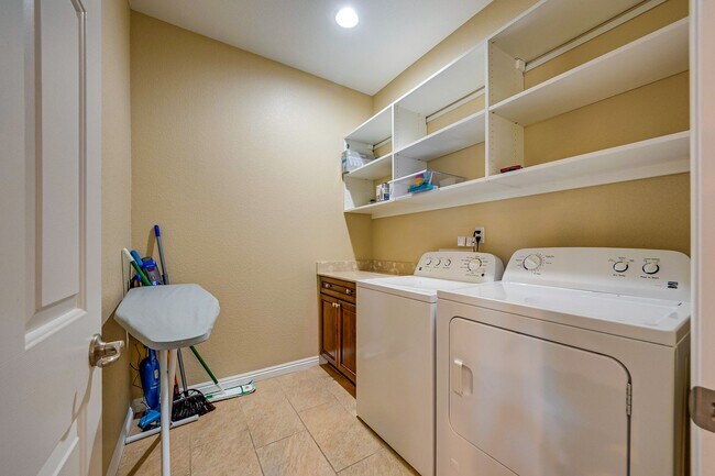 Building Photo - Single-Story Living with Modern Finishes – Available Furnished or Unfurnished