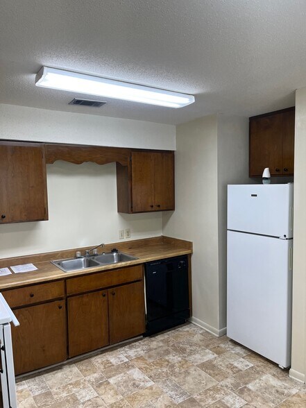 Kitchen - 25 6th St