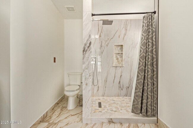 Building Photo - 501 E Topeka Dr