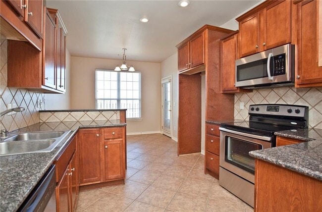 Building Photo - 3004 SW Camden Dr