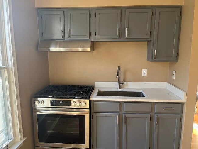 Building Photo - 305 N View St