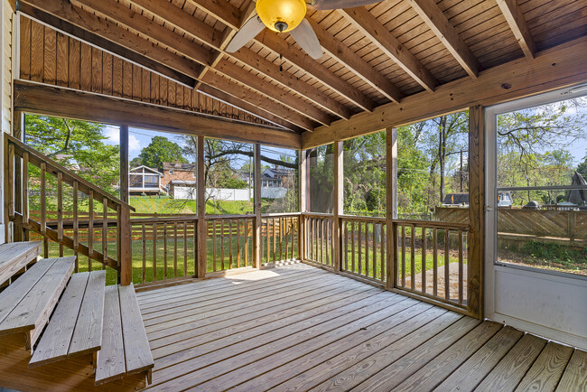 Building Photo - 2023 Rollingwood Rd