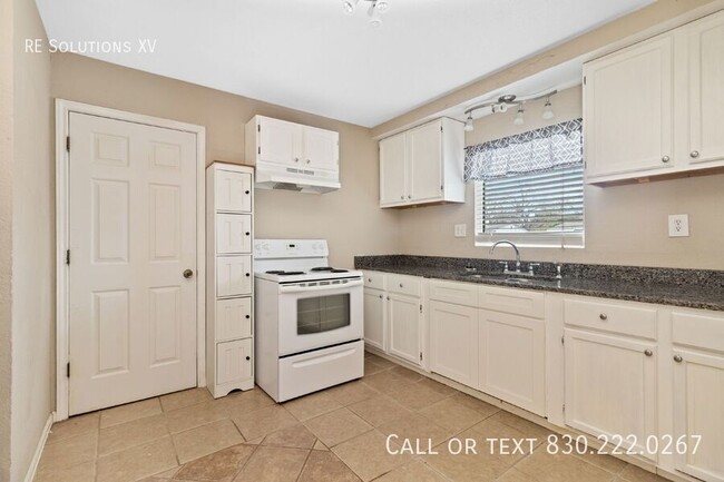 Building Photo - "Charming 2-Bed Oasis in San Antonio: Cozy...