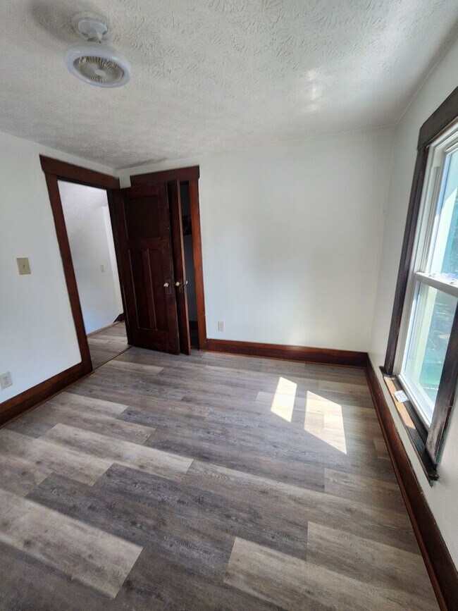 Building Photo - Beautifully Update 4 Bedroom House For Rent in Firestone Park