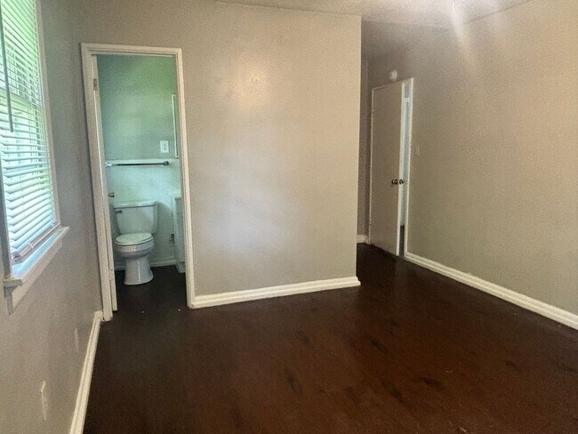 Building Photo - 1452 Woody Dr